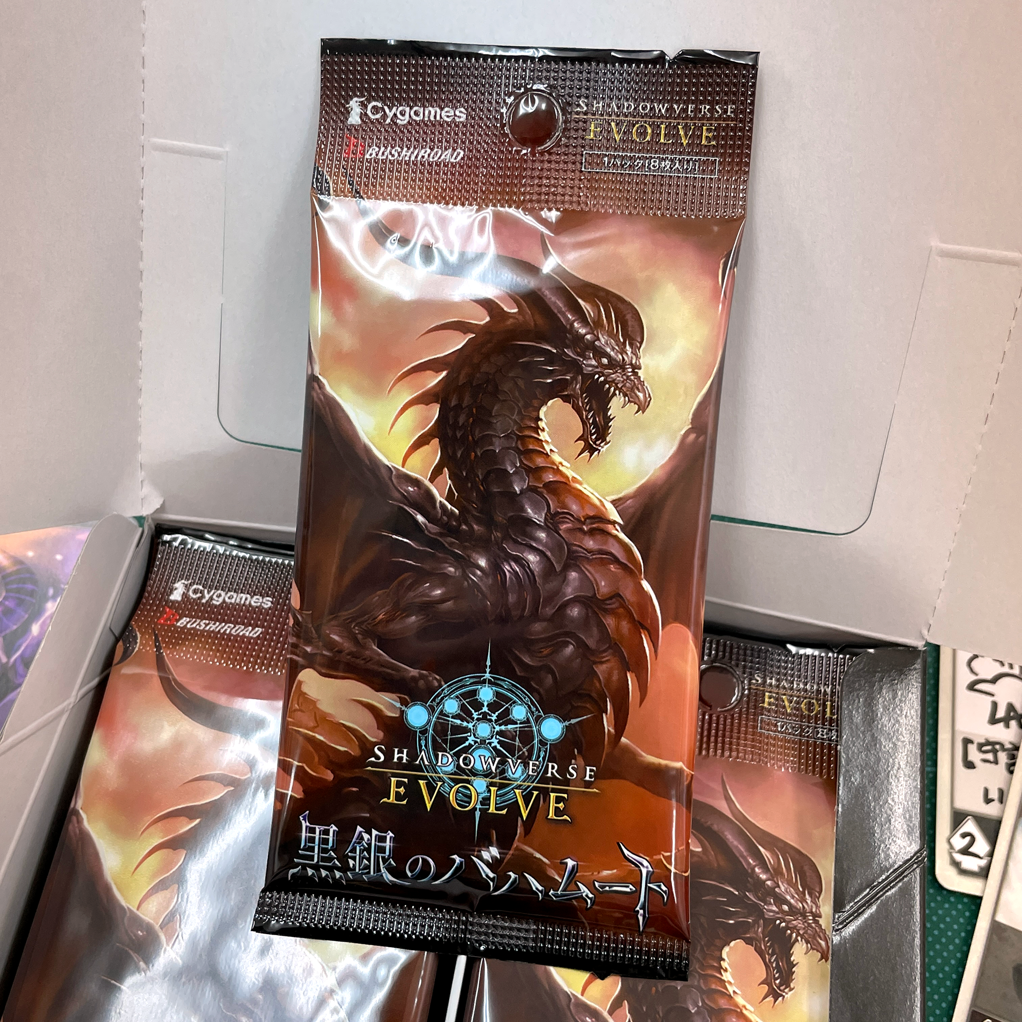 SHADOWVERSE EVOLVE Booster Pack 2 「Black Silver Bahamut」 Booster Release date: June 30 2022 1 pack: 8 cards